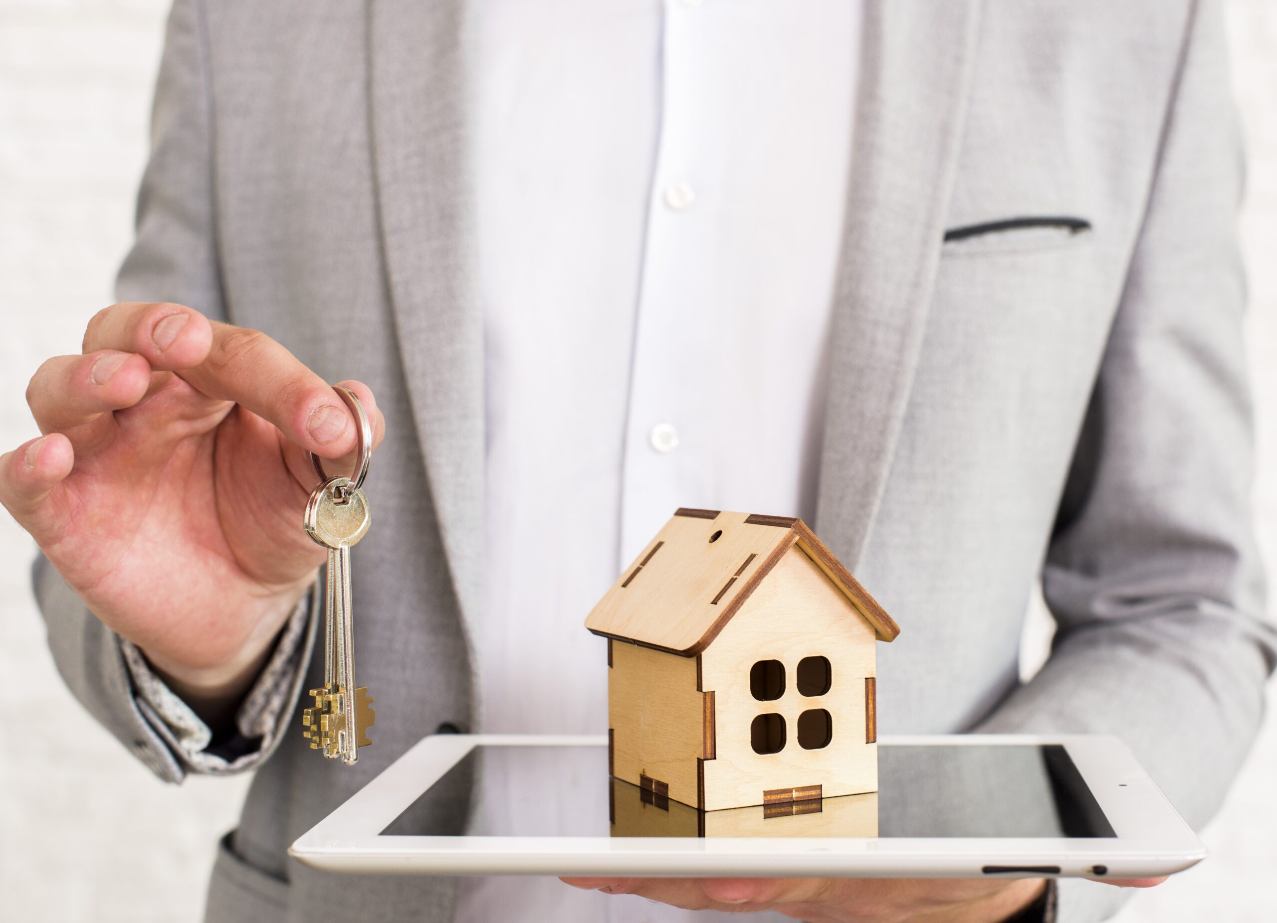 Persona entregando llaves de propiedad, símbolo de estafas inmobiliarias